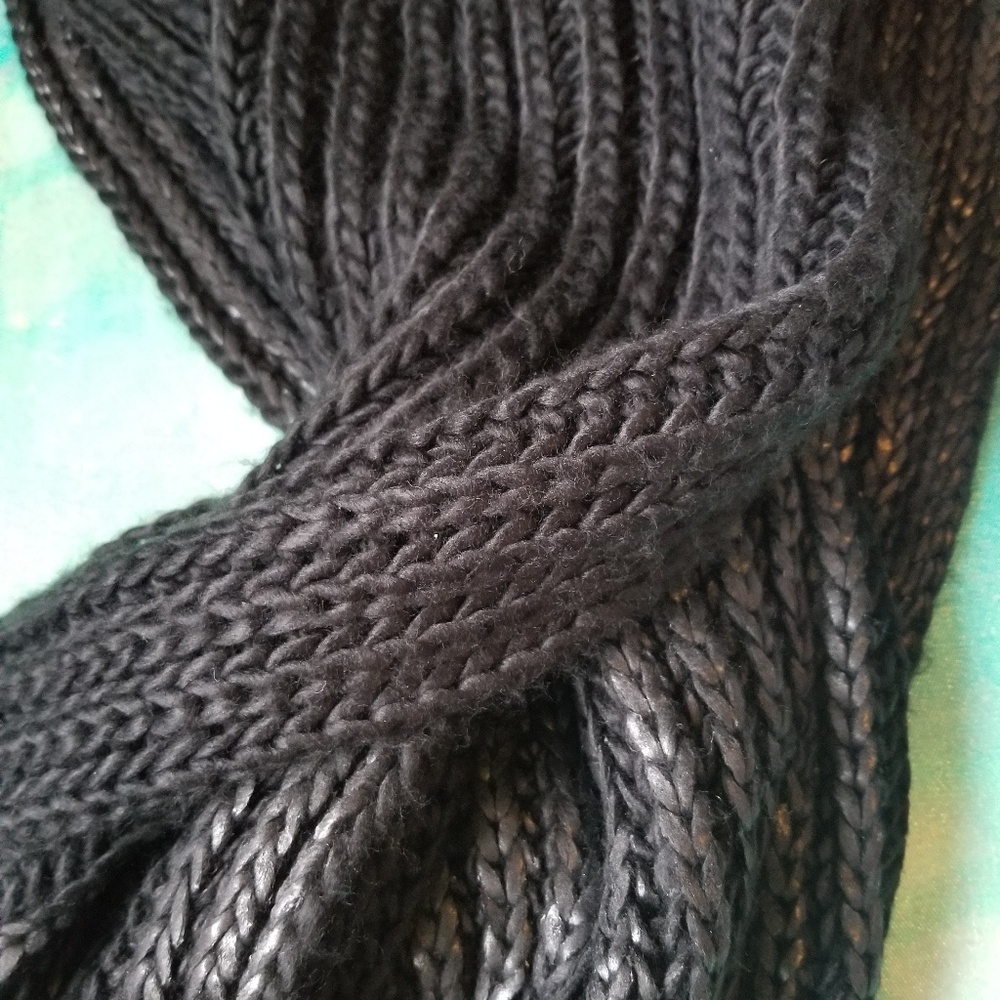 thick scarf with two diff black colors